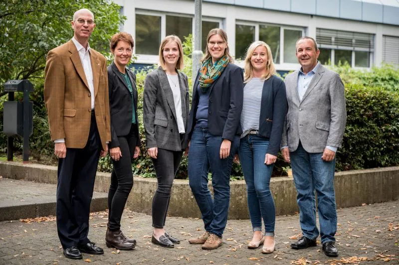 Bildunterschrift: Regionale Berater/innen der Initiative ProAbschluss (v.l.n.r.): Dominic  Seeberg (Wetteraukreis), Aline Heckmann (Lahn-Dill-Kreis und Limburg-Weilburg), La- rissa Albohn (Landkreis Gießen), Romana Hemmers (Landkreis Marburg-Biedenkopf),  Katharina Barth und Matthias Steckenreuter (Vogelsbergkreis). (Foto: Tilman Lochmüller)